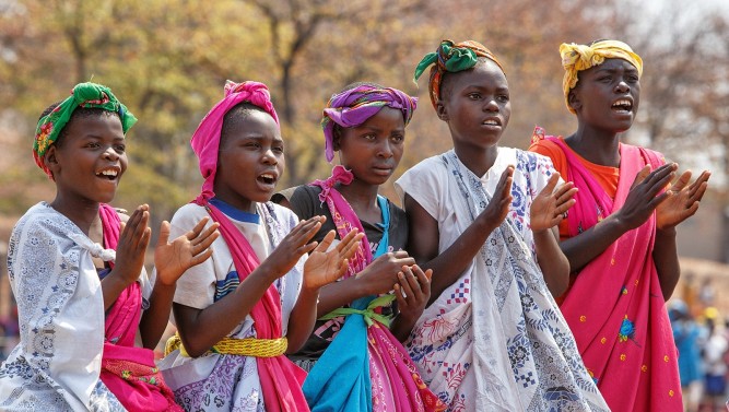 Children singing at the Shangaan festival in Sengwe