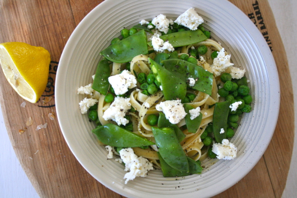 Summer fettuccine with ricotta, peas and mint