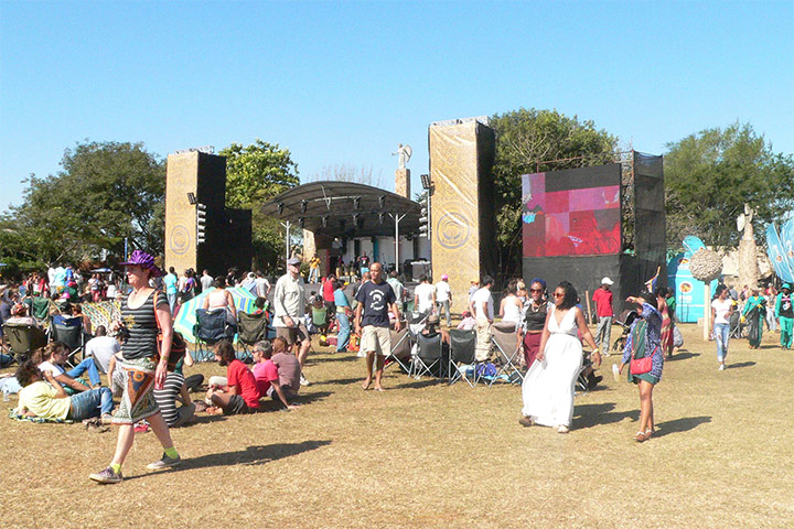 Sunny Sunday afternoon at the Bushfire Main Stage.