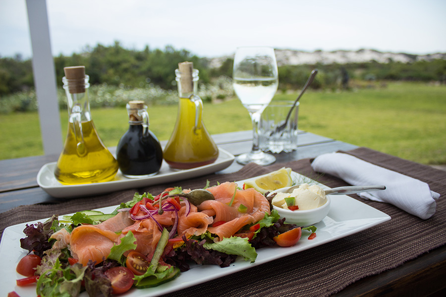 Draaihoek Lodge serves salads if you dont fancy seafood platters.