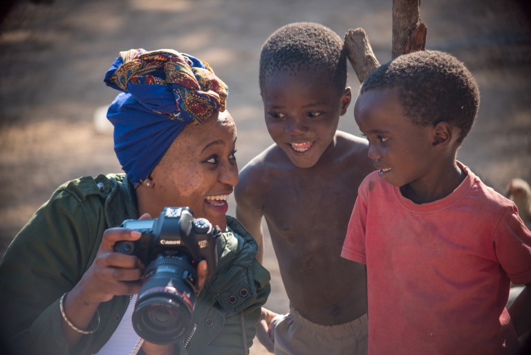 Vuyi shows children a photo of themselves much to their delight. Photo by Melanie van Zyl 