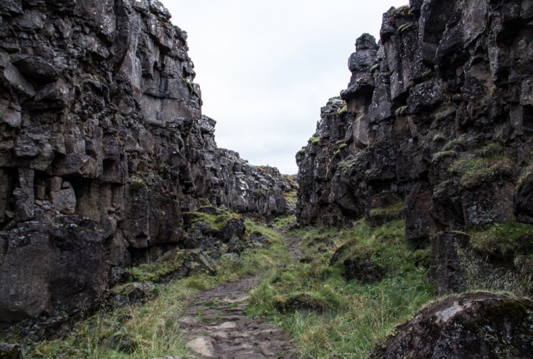&Thorn;ingvellir National Park is the meeting point of the Eurasian and North American tectonic plates that are tearing Iceland apart at a rate of 2 cm a year.